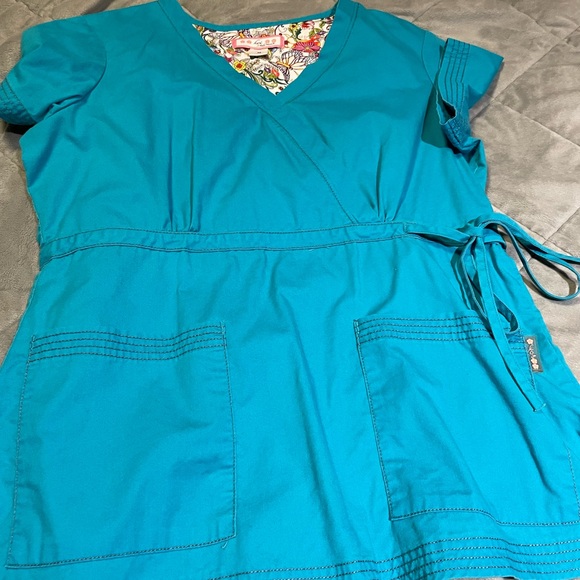 Women’s used scrub top med - Picture 1 of 1